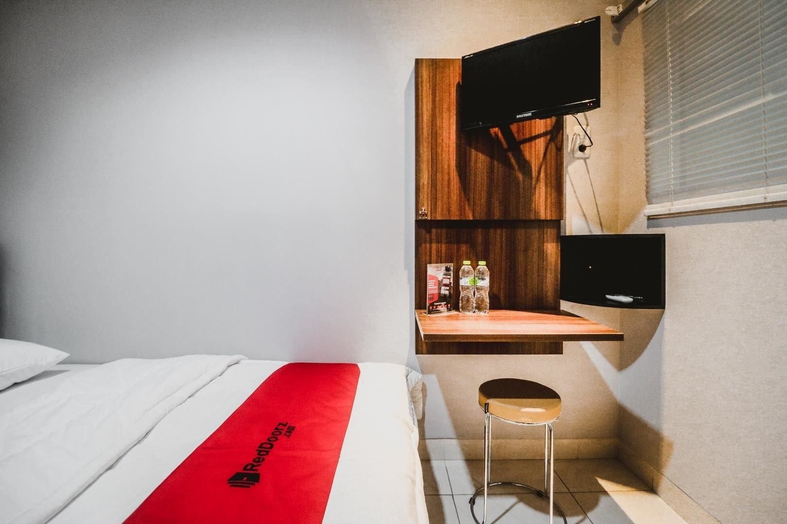 Reddoorz Near Kebon Jeruk Jakarta Exterior photo